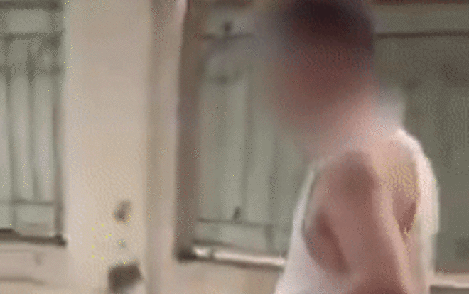 Người đàn ông không đeo khẩu trang đi tập thể dục, bị công an giữ lại vẫn cãi 'Đi tập thể dục chứ làm gì' Ảnh 2