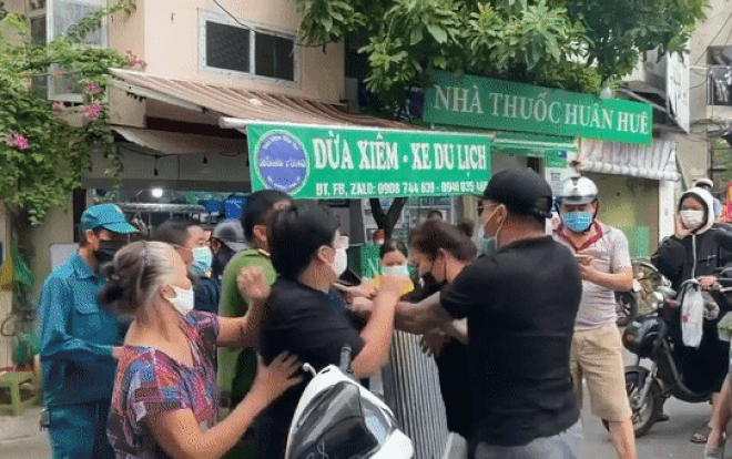 Không được vào thăm mẹ nuôi, đôi vợ chồng gây rối, xô đẩy lực lượng chức năng tại chốt kiểm dịch Ảnh 2