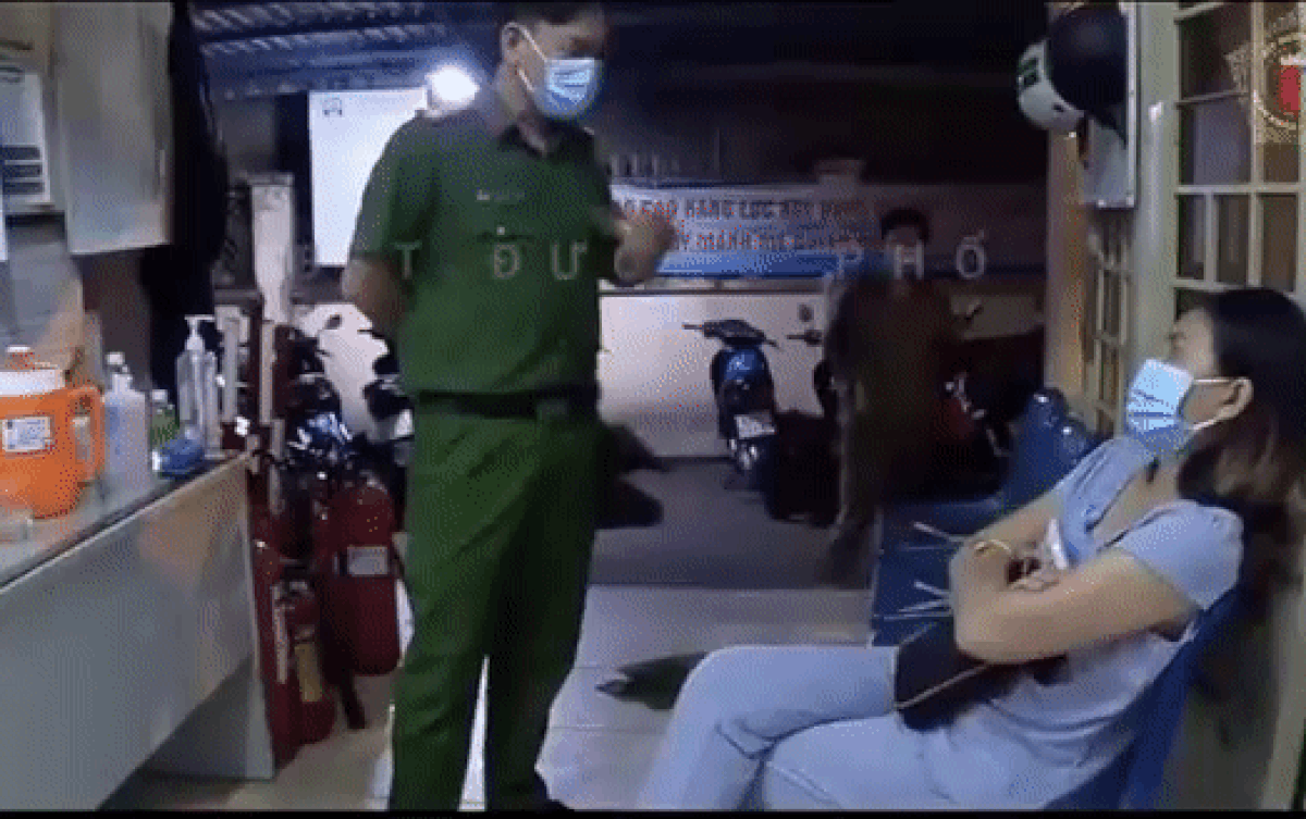 Clip: Người phụ nữ bày tỏ thái độ ngang ngược khi được mời về trụ sở công an làm việc gây bức xúc Ảnh 2