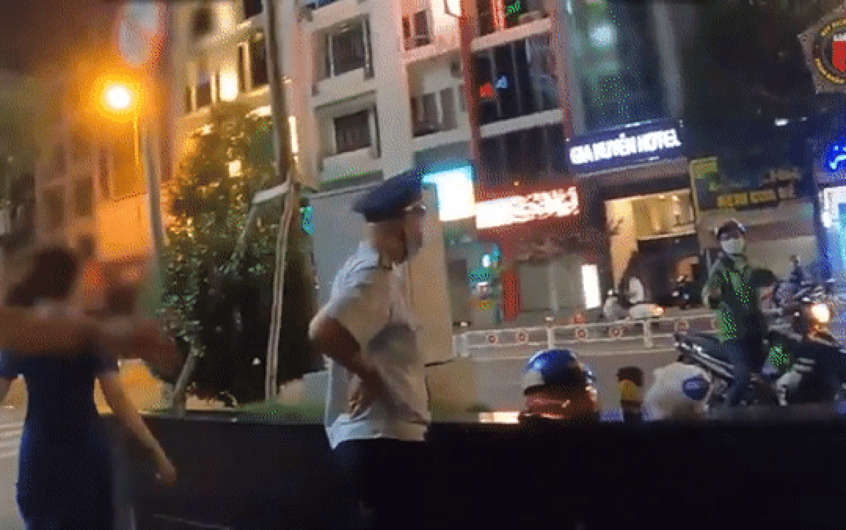 Clip: Ra công viên tâm sự, nam thanh niên liền bỏ chạy khi thấy lực lượng chức năng, để lại bạn gái bơ vơ Ảnh 2