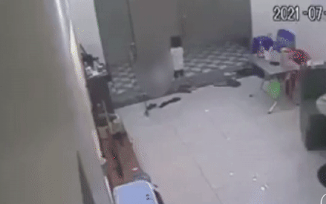 Clip: Hãi hùng cảnh bé gái bị cửa cuốn đè ngang người Ảnh 2