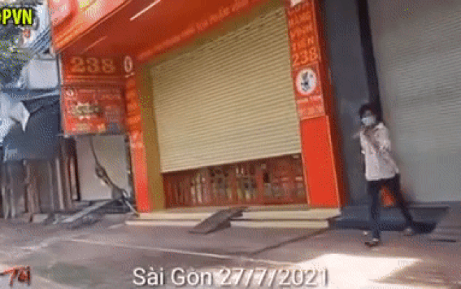 Rớt nước mắt cảnh người đàn ông xin 2 hộp cơm từ thiện 1 lúc: 'Em nhịn đói 2 ngày nay rồi' Ảnh 2