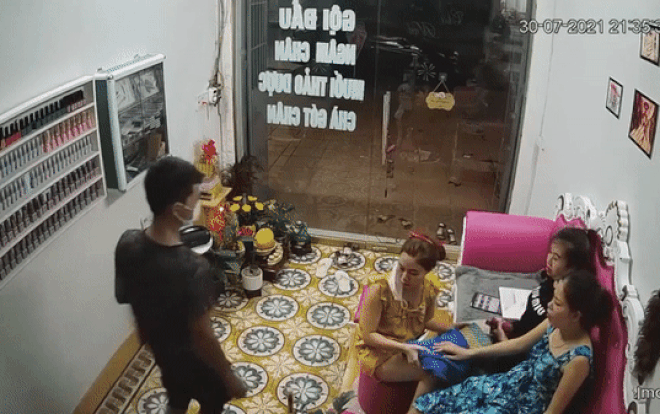 Clip: Đang làm móng cho khách, nam thanh niên liền xông vào sàm sỡ chủ quán Ảnh 2