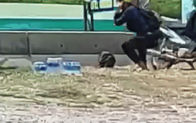 Clip: Thông chốt không thành, 2 thanh niên bị phạt đứng lên ngồi xuống và cái kết khiến ai cũng ấm lòng Ảnh 2