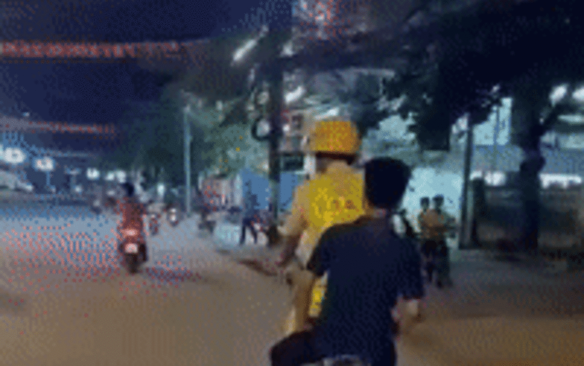 Clip: Chiến sĩ CSGT chở theo thiếu niên trên xe đạp, cô gái chạy theo cười khoái chí sau khi biết lí do Ảnh 2