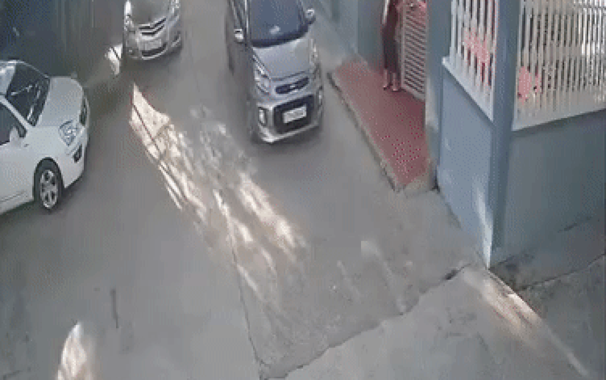 Clip: Người phụ nữ lộn nhào trước đầu ô tô sau vụ tai nạn giao thông khiến nhiều người thót tim Ảnh 2