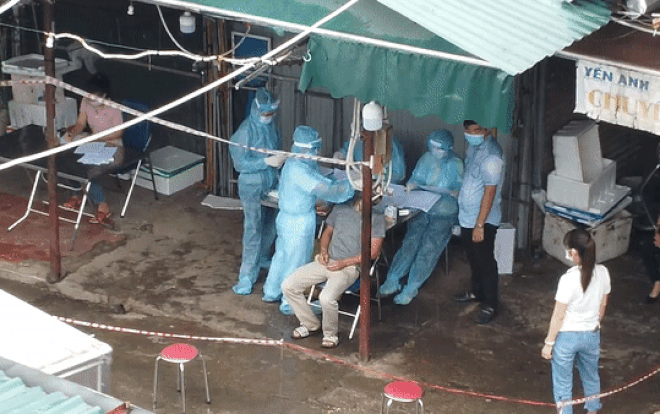 Video: Tiểu thương chợ Phùng Khoang chờ lấy mẫu xét nghiệm sau khi phát hiện ca dương tính SARS-CoV-2 Ảnh 2