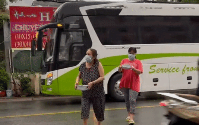 Thấy 2 cán bộ trực chốt dưới mưa lạnh, người dân bên đường liền có hành động cực ấm áp Ảnh 2