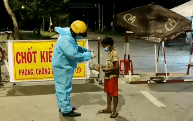 Thấy cậu bé đi lang thang tìm đồ ăn khi trời đã tối, chiến sĩ CSGT liền nhường suất cơm rồi đưa về nhà Ảnh 2