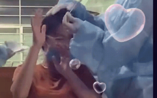 Cô gái giật mình khi lấy mẫu xét nghiệm, nhân viên y tế liền có hành động dịu dàng hút cả triệu lượt xem Ảnh 2