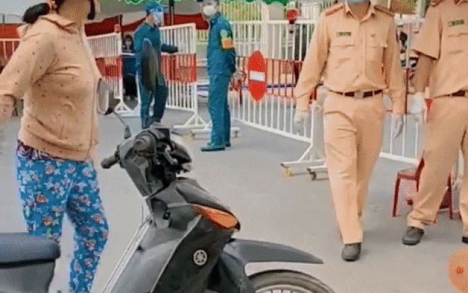 Không đeo khẩu trang còn làm loạn chốt kiểm dịch, 'chị gái quần hoa' bị cảnh sát xử gọn trong nốt nhạc Ảnh 2