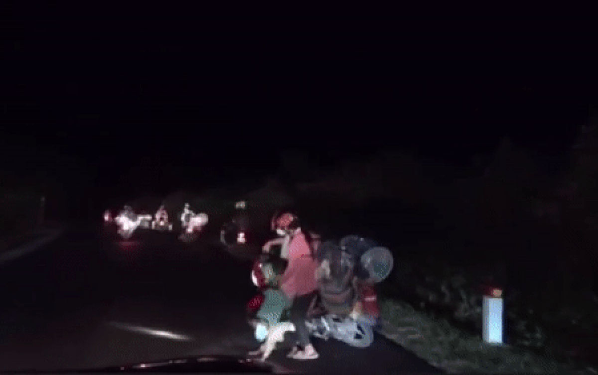 Nghẹn lòng trước khoảnh khắc chiếc xe máy chở 4 người từ Bình Phước về Nghệ An ngã khụy trong đêm Ảnh 2