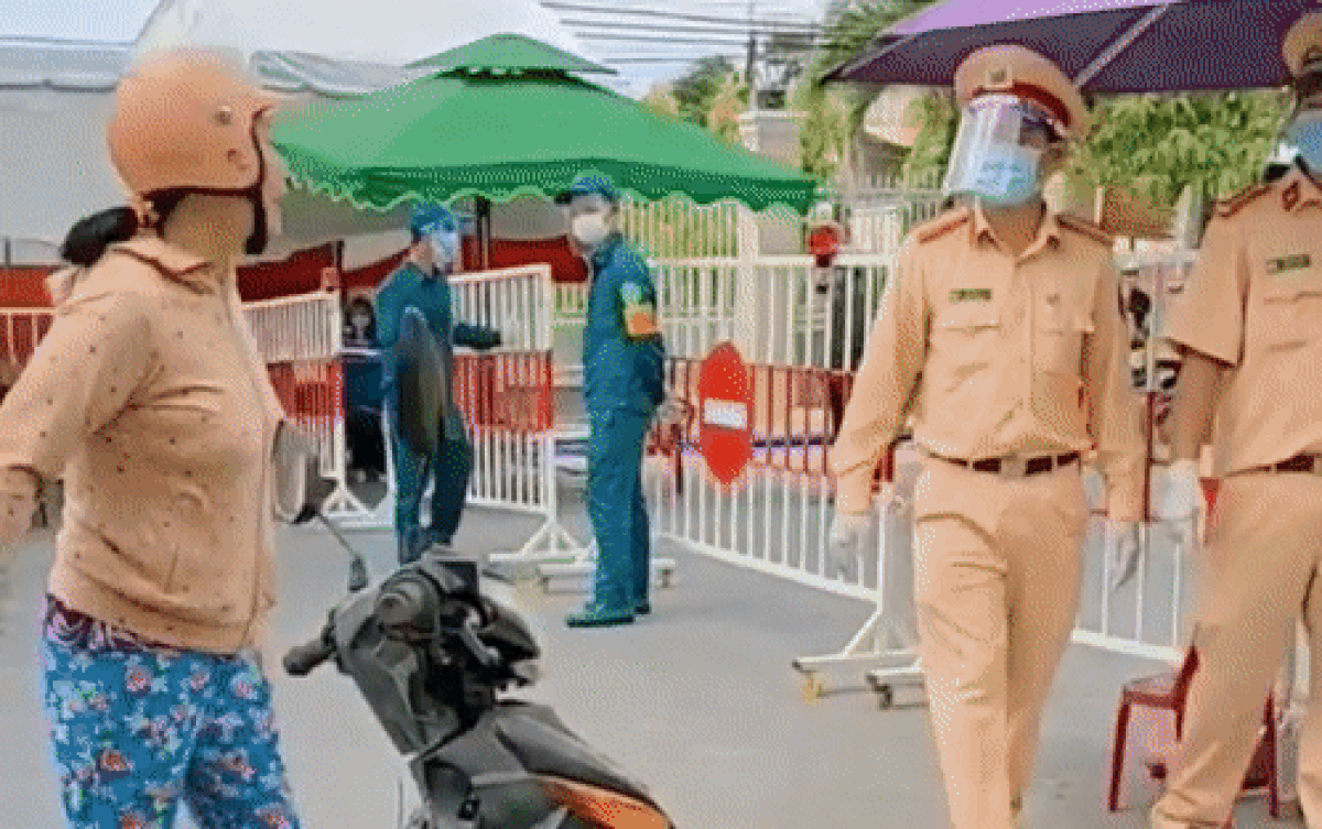Thông tin gây bất ngờ về người phụ nữ không đeo khẩu trang còn làm loạn chốt kiểm dịch ở Tây Ninh Ảnh 2