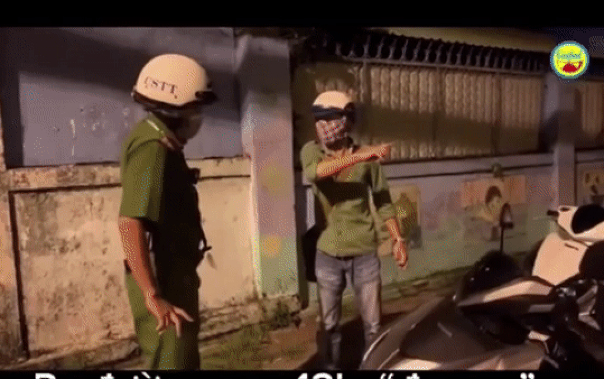 Nam thanh niên ra đường sau 18h trình bày lí do, cán bộ công an nghe xong liền có hành động đặc biệt Ảnh 2