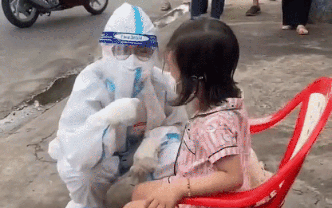 Cựu sinh viên y dược có loạt 'hành động lạ' khi lấy mẫu xét nghiệm cho bé gái thu hút triệu lượt xem Ảnh 2