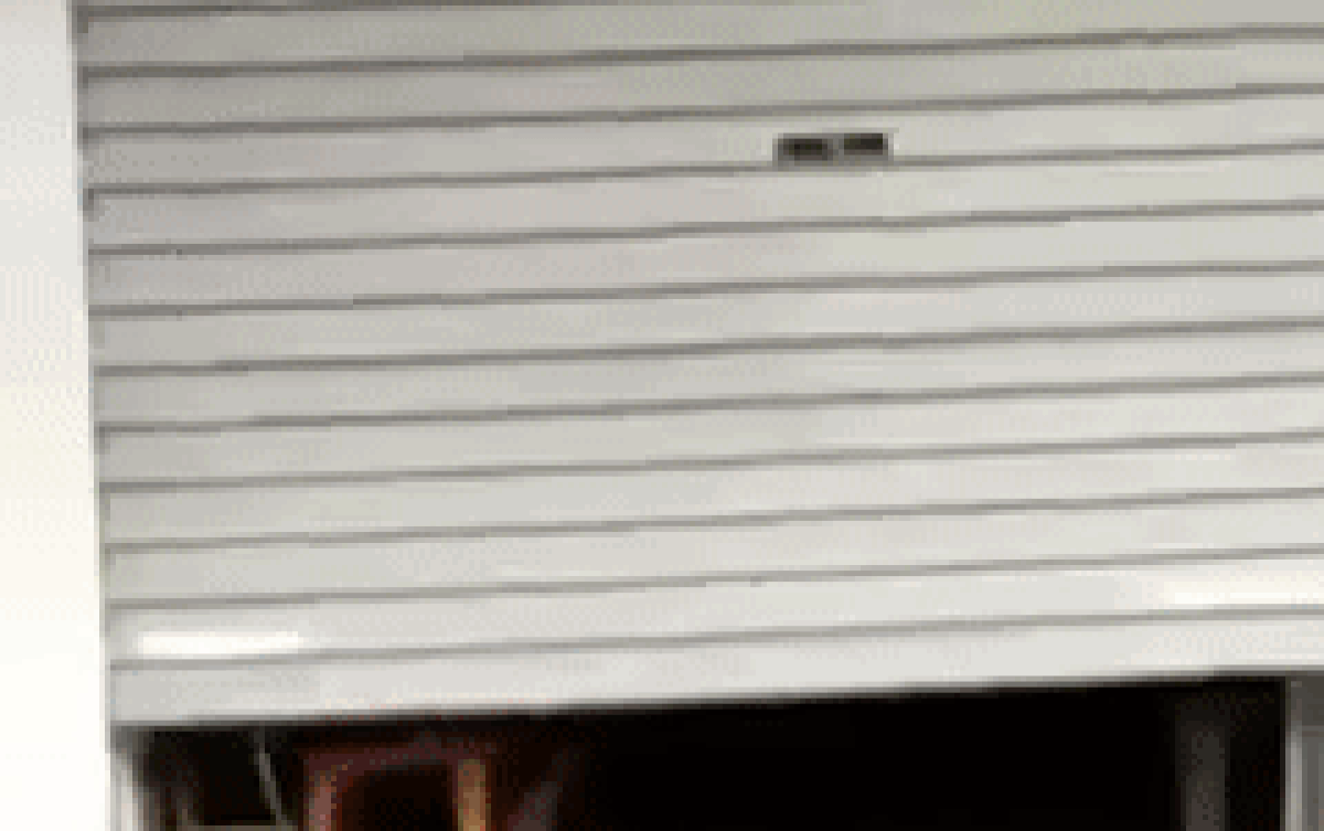 Cánh cửa cuốn kéo lên, nhóm người có 'hành vi xấu' bên trong ngơ ngác khi thấy lực lượng chức năng Ảnh 2