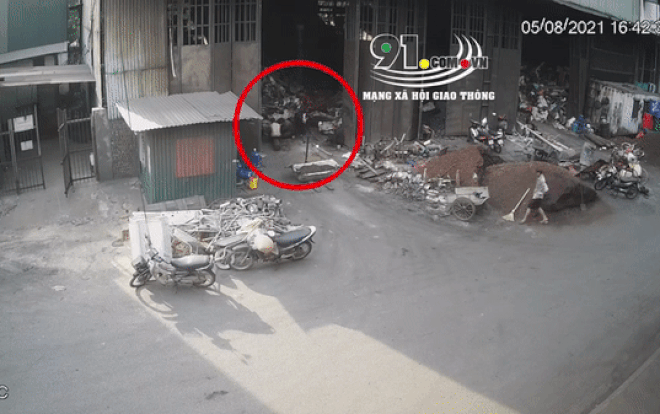 Clip: Khoảnh khắc bình oxy phát nổ bay vèo vèo khiến nhiều người kinh sợ Ảnh 2