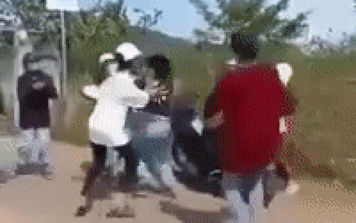 Quảng Nam: Nhóm thiếu nữ dùng mũ bảo hiểm, thân cây đánh hội đồng 1 cô gái gây bức xúc Ảnh 2