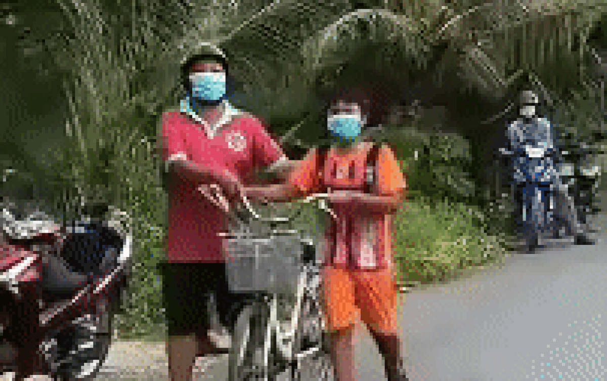 Đạp xe ra đường, cậu bé khóc nức nở sau khi làm việc với công an khiến dân mạng vừa thương vừa buồn cười Ảnh 2