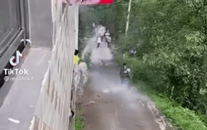 Clip: Chú rể bị tạt nước 'ướt như chuột lột' khi đi rước dâu, thái độ của anh gây chú ý Ảnh 2