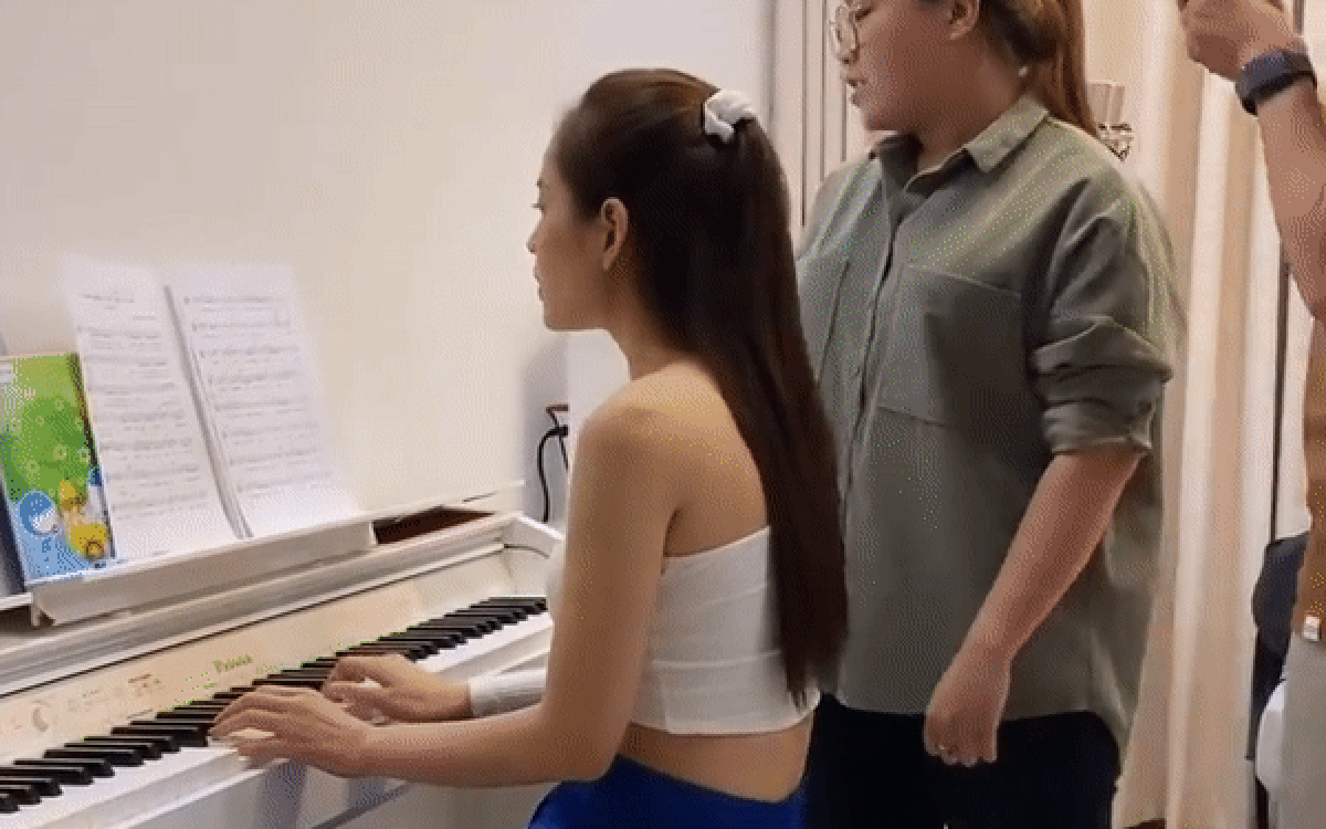 Không còn độc tấu một mình, Chi Pu rủ rê người thân vừa đàn vừa hát tiếng Anh mới chịu! Ảnh 2