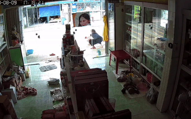 Bày biện bán hàng trước cửa, 2 người phụ nữ vội quăng cả đồ chạy vọt vào trong nhà trốn khi thấy công an Ảnh 2