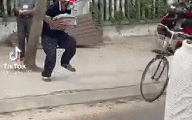 Clip: Được nhận thực phẩm hỗ trợ, người đàn ông sung sướng nhảy chân sáo khiến tất cả cùng vui lây Ảnh 2