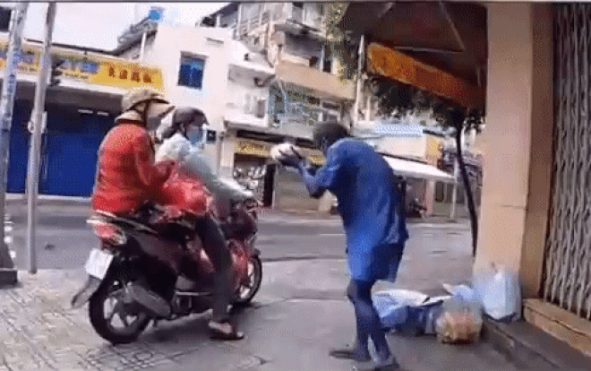 Nhận được 2 hộp cơm từ thiện, ông chú vô gia cư cúi người cảm ơn, buông 1 câu khiến ai nấy lặng người Ảnh 2