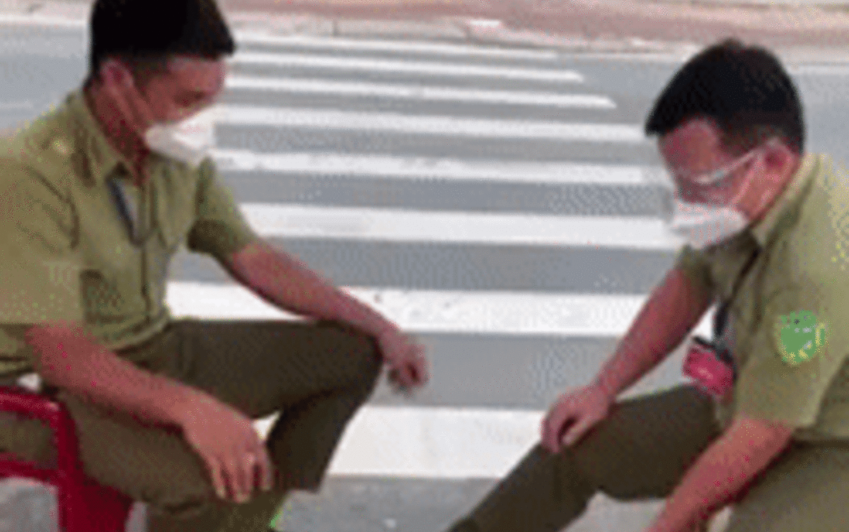 Phút giây ngẫu hứng sau giờ làm việc của 2 cán bộ trực chốt khiến dân tình vô cùng thích thú Ảnh 2