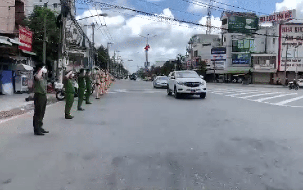 Khóc nghẹn trước khoảnh khắc đồng đội tiễn biệt đại úy công an hy sinh khi làm nhiệm vụ chống dịch Ảnh 2