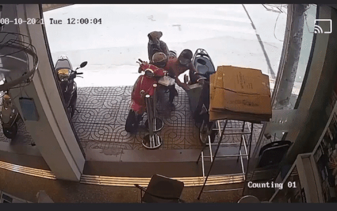 Clip: Người phụ nữ chở 2 trẻ nhỏ thản nhiên trộm thùng sữa từ xe bên cạnh rồi vội vàng tẩu thoát Ảnh 2