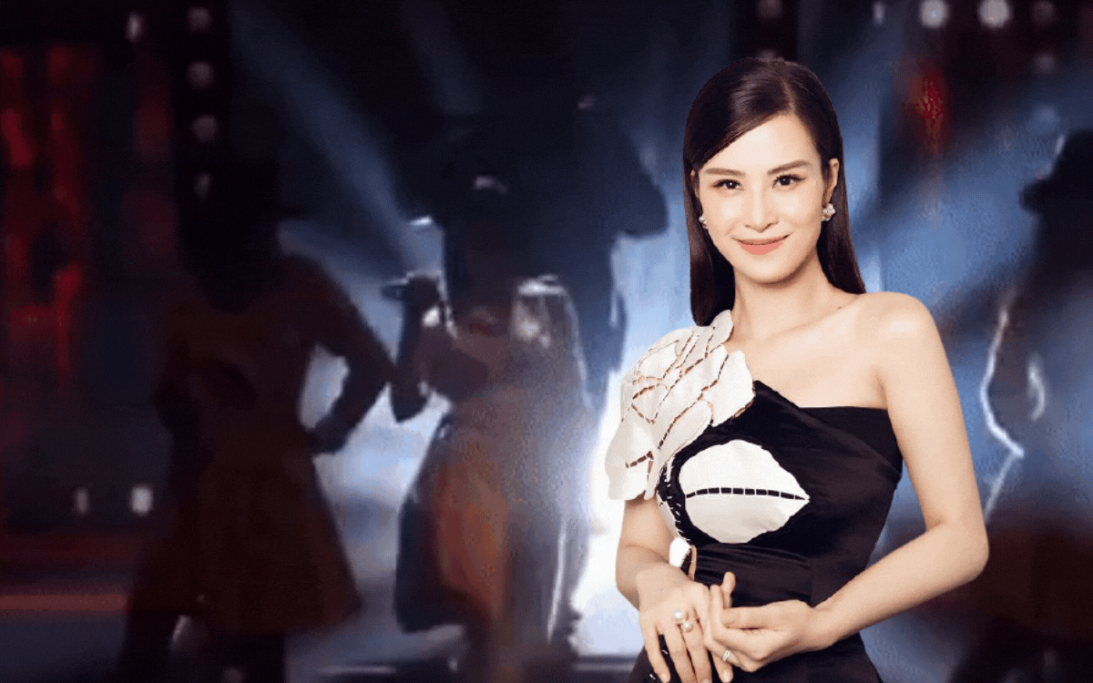 Bị trượt chân, đạo cụ đổ sập ngay trên sân khấu: Đông Nhi xử lý 'êm' thế nào mà được khen hết lời? Ảnh 2