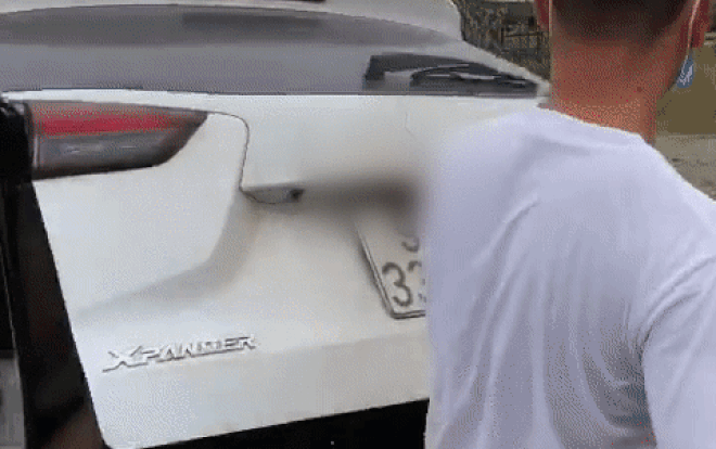 Clip: Người phụ nữ không đeo khẩu trang, chui vào trong cốp xe nhằm 'thông chốt' kiểm dịch Ảnh 2