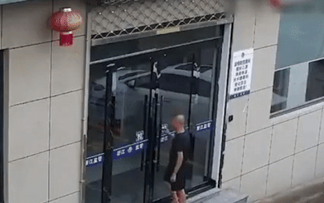 Người đàn ông vừa ra tù lại tự lái xe về thăm 'chốn xưa', lý do khiến dân mạng cười ngất Ảnh 2