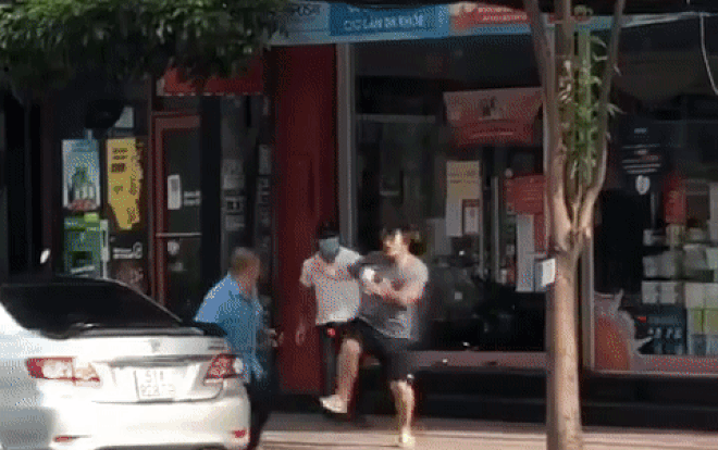 Clip: Bị nhắc nhở đeo khẩu trang, nam thanh niên liền xông vào ẩu đả với bảo vệ Ảnh 2