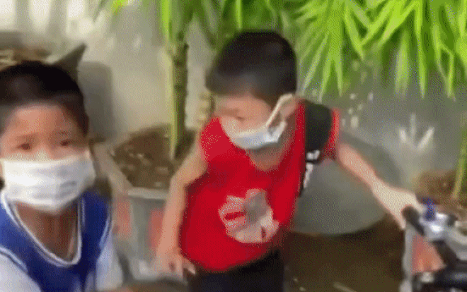 Clip: Cậu bé bỏ bạn lẫn xe chạy một mạch khi bị hỏi chuyện, giọng chú công an khiến hội chị em điêu đứng Ảnh 2