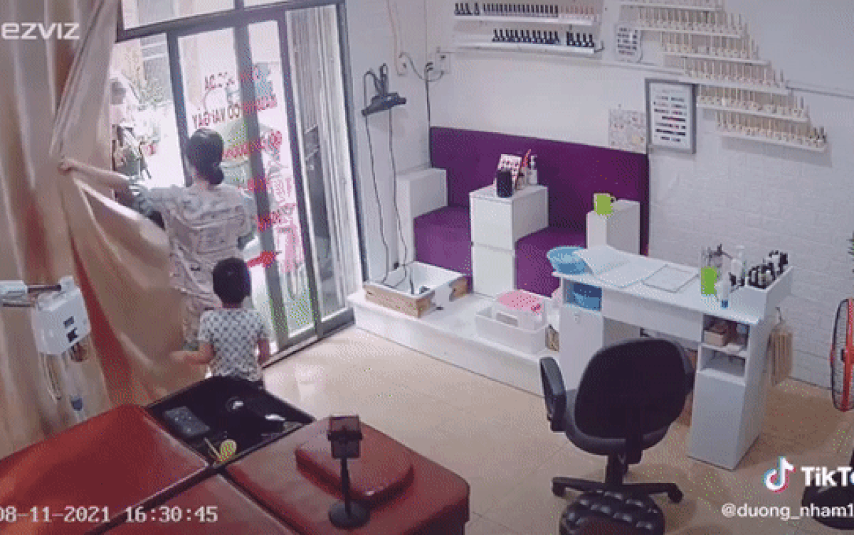 Thấy các chú công an đến tiệm gội đầu kiểm tra, 2 em nhỏ có hành động 'lạ' khiến dân mạng cười ngất Ảnh 2