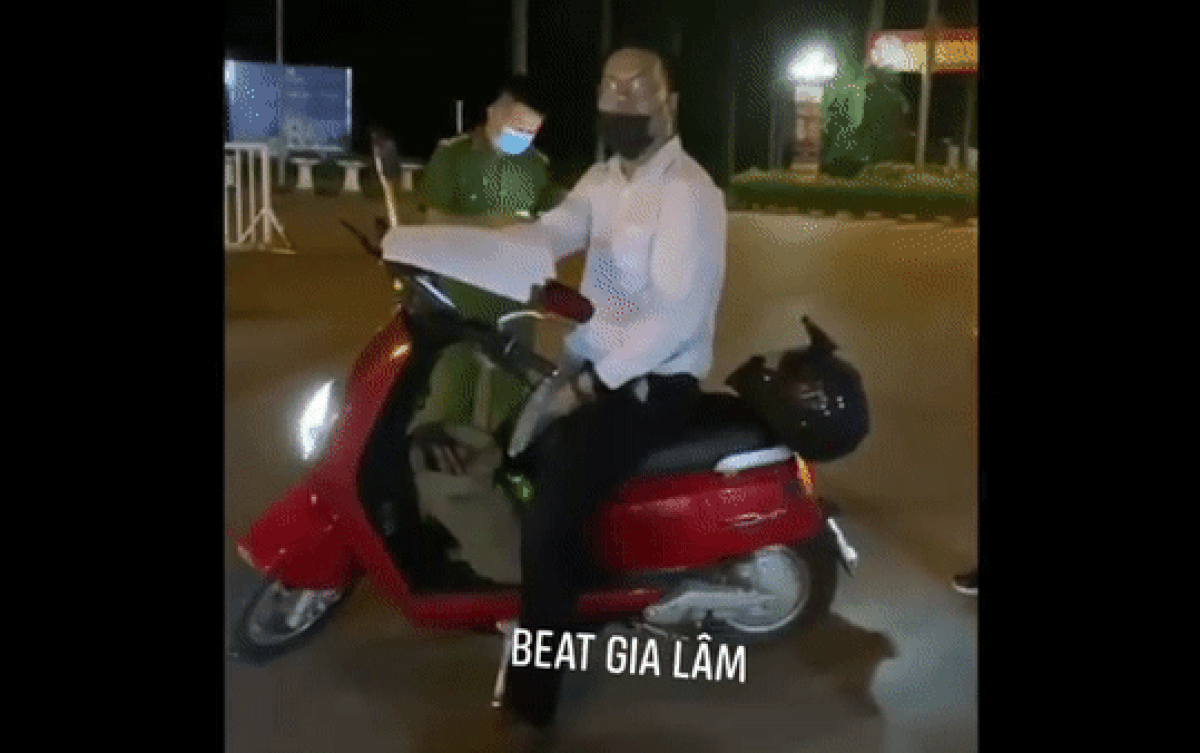 Người đàn ông tự xưng tiến sĩ làm việc ở VTV, ném giấy tờ xuống đất rồi lớn giọng: Ai là người tiếp nhận? Ảnh 2