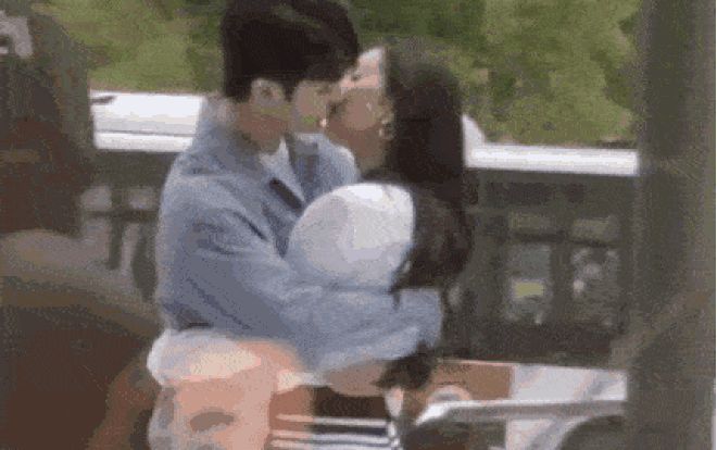 Chia tay 'ảnh hậu' Châu Đông Vũ, Hứa Khải tình tứ khóa môi Dương Mịch giữa nơi công cộng Ảnh 2