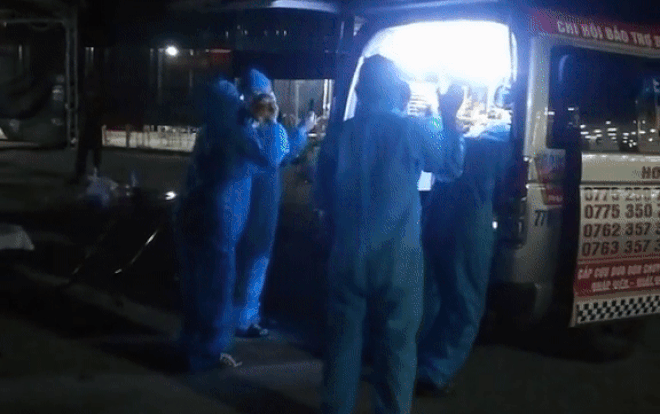 Clip: Người thân nhận tro cốt của thanh niên bị sát hại ở Nhật, tiếng khóc xé toạc trời đêm nghe xót xa Ảnh 2