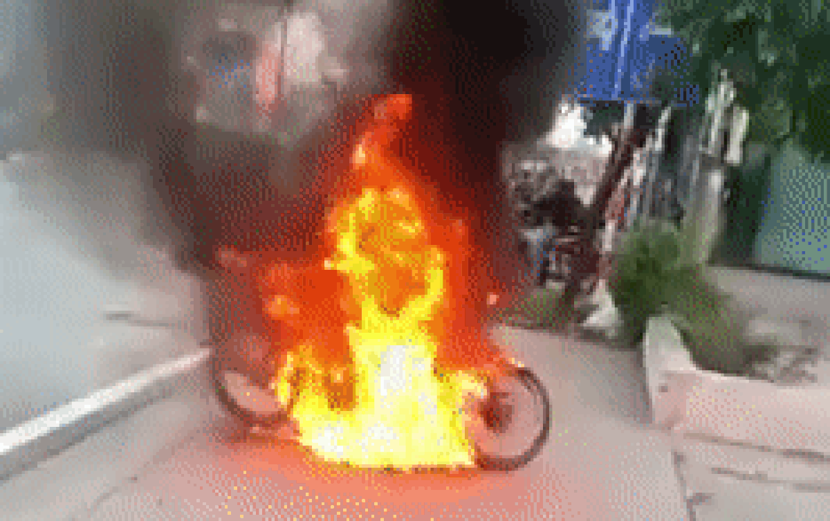 Nam thanh niên bất ngờ châm lửa đốt xe máy khi bị lập biên bản vi phạm chỉ thị 16 Ảnh 2