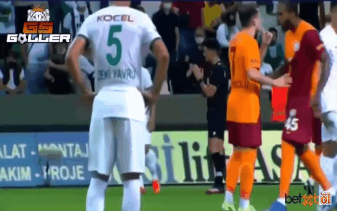 Cầu thủ húc đầu, đấm đồng đội túi bụi ngay trên sân Ảnh 2