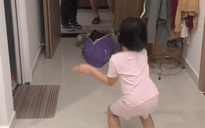 Cảm động khoảnh khắc gặp gỡ ngắn ngủi sau nhiều ngày xa cách của bé gái và ba mẹ ở tuyến đầu chống dịch Ảnh 2