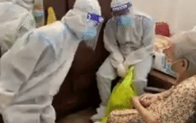 Khoảnh khắc dễ thương khi bác sĩ nhún nhảy động viên tinh thần cụ bà 90 tuổi tiêm vacine Covid-19 Ảnh 2