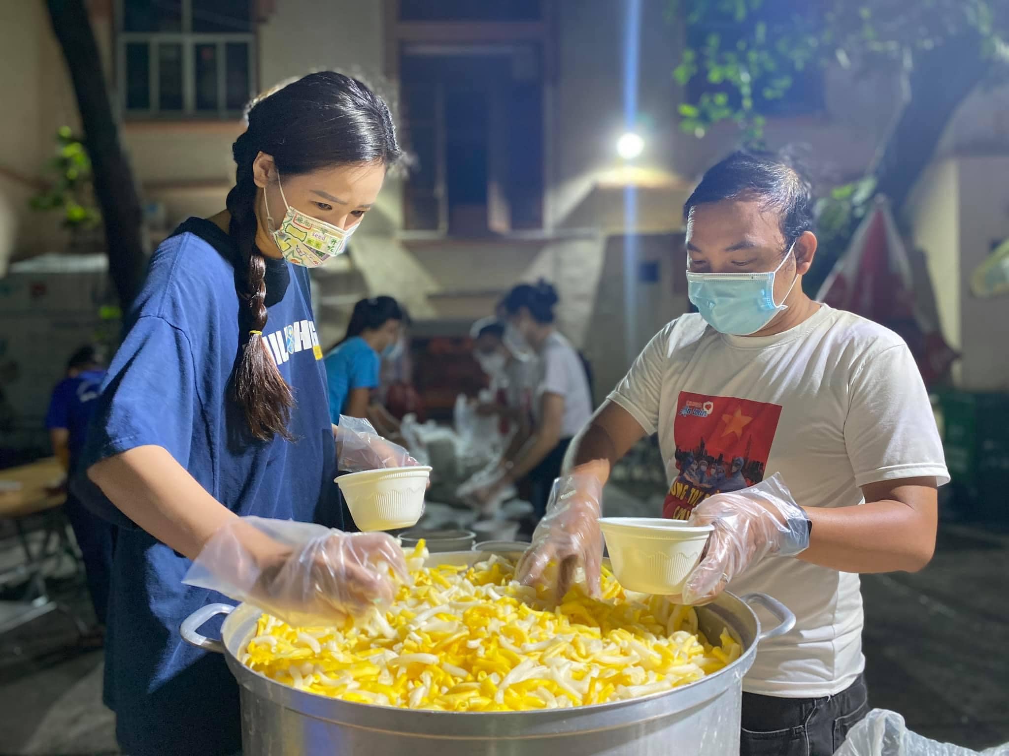 Mai Phương Thuý: Mặc đồ bảo hộ đi chống dịch tôi như một ông cao to ít ai nhận ra, rất thú vị! Ảnh 10