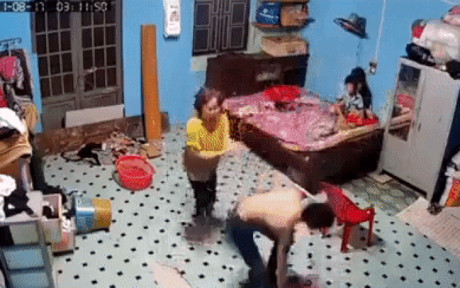 Con trai cầm cây lau nhà đánh mẹ vì đòi mượn điện thoại không được: Nam thanh niên có dấu hiệu tâm thần Ảnh 2