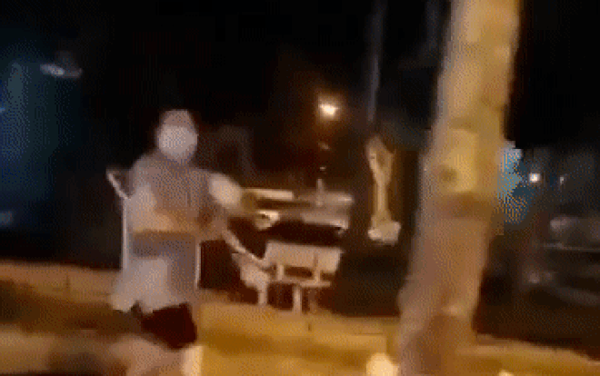 Người đàn ông tập thể dục trên đường phố Hà Nội, thấy lực lượng chức năng liền dắt theo chó bỏ chạy Ảnh 2