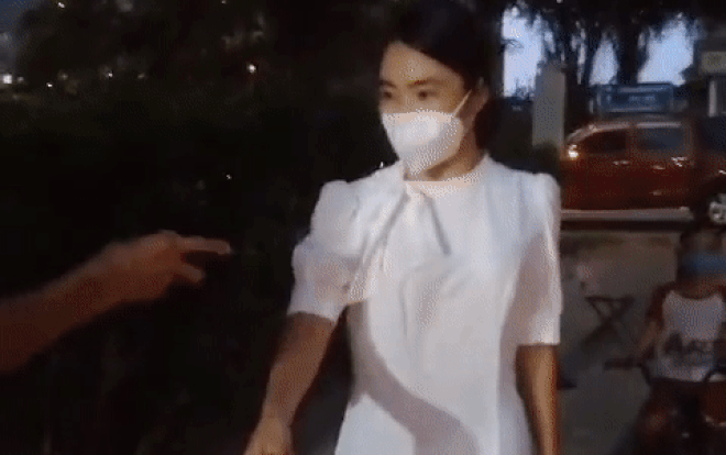 Người phụ nữ không chịu sát khuẩn tay khi lấy hàng còn to tiếng đôi co vì 'ghét cái thái độ ở đây' Ảnh 2