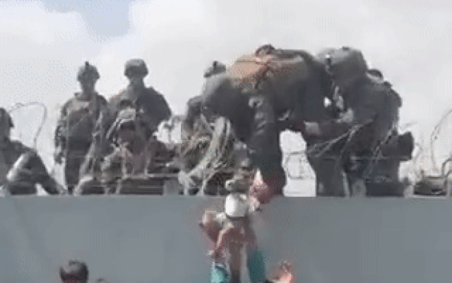 Clip: Bà mẹ Afghanistan tuyệt vọng ném con còn đỏ hỏn qua hàng rào dây thép gai, cầu xin sự giúp đỡ Ảnh 2