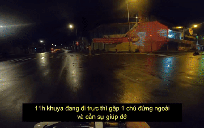 Tặng túi đồ ăn cho người đàn ông đứng giữa đường đêm khuya, dân quân tự vệ nhận được lời cảm ơn xúc động Ảnh 2